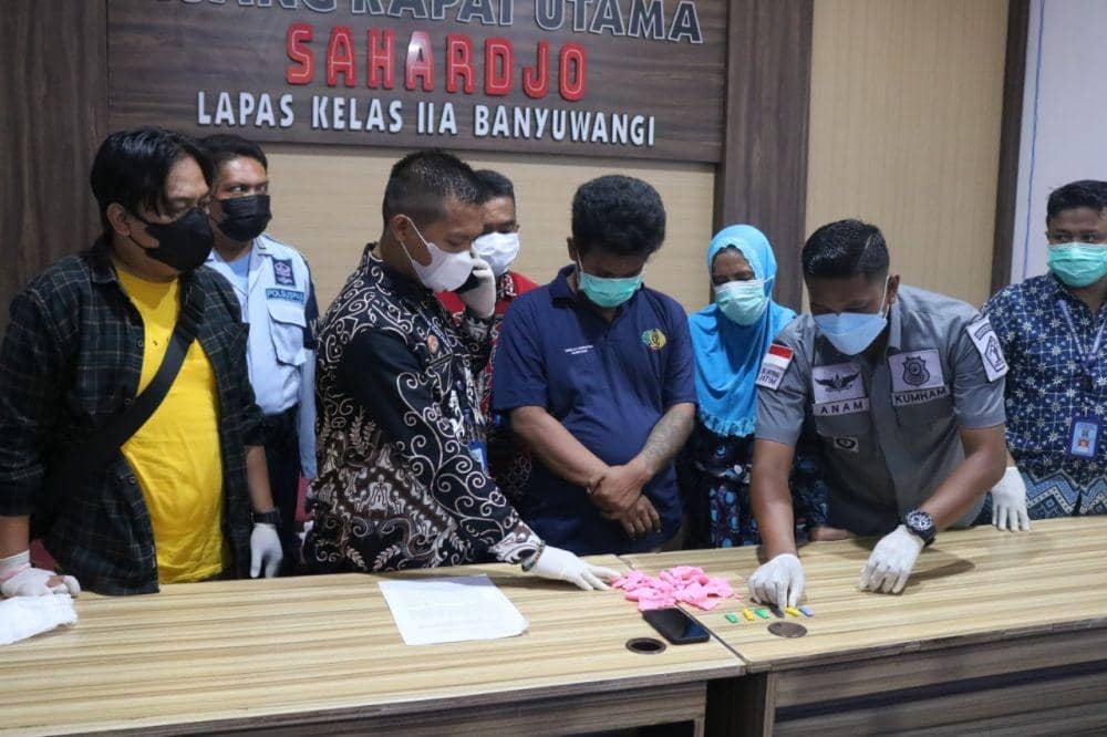 Pengungkapan sabu dalam sabun di Lapas Banyuwangi. Dok. Humas Kemenkumham Jatim.