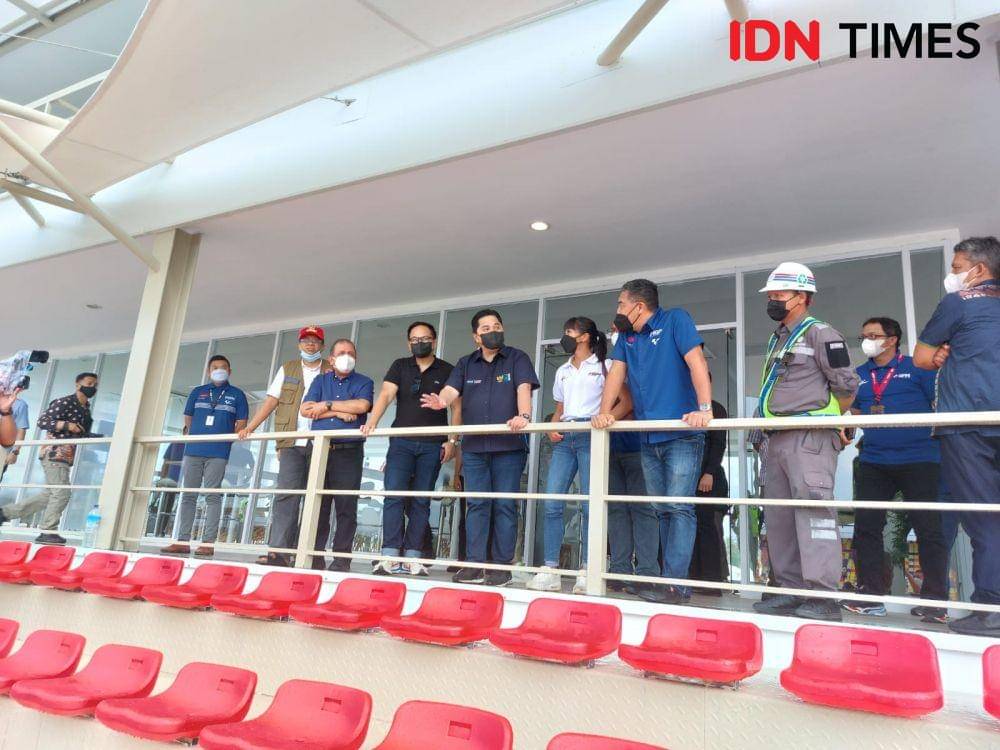 Menteri BUMN Erick Thohir dan Wakil Menteri BUMN Kartika Wirjoatmodjo saat meninjau Sirkuit Pertamina Mandalika, Jumat 11 Maret 2022. (IDN Times/Umi Kalsum)