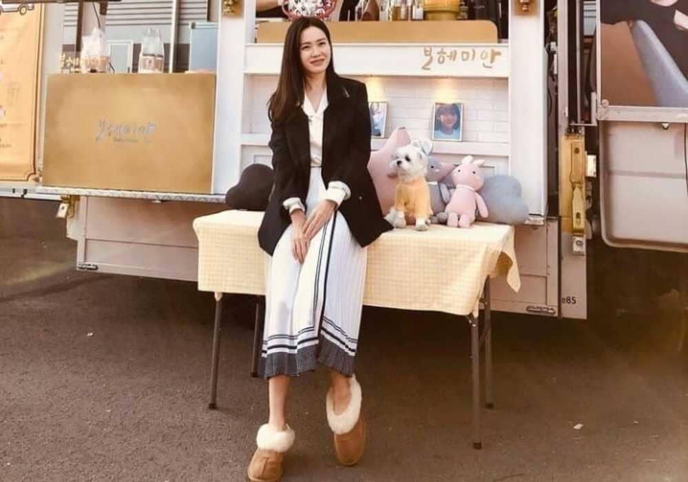 Son Ye Jin (instagram.com/yejinhand)