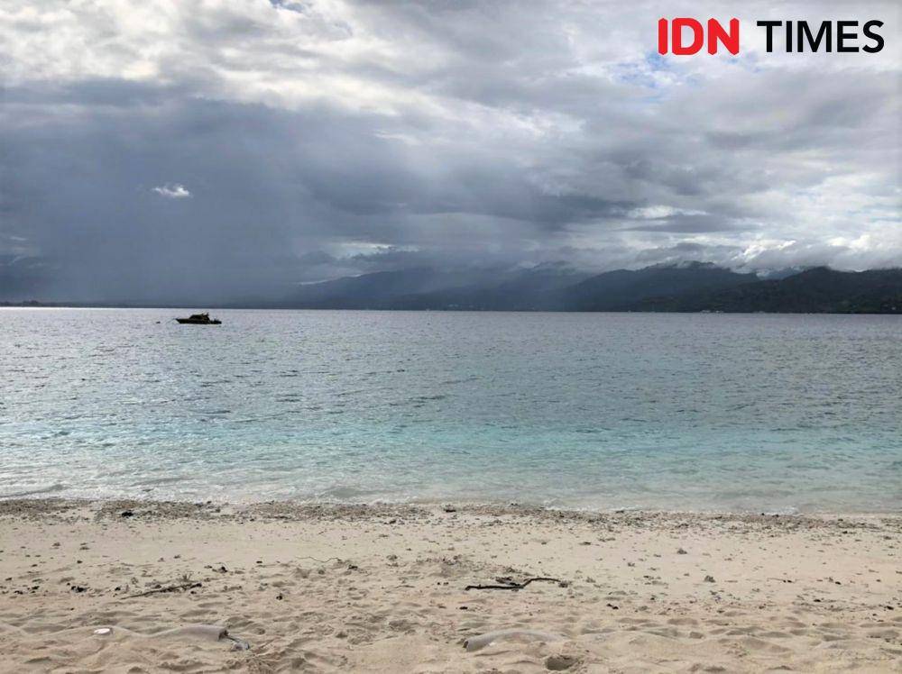Pantai di depan Pearl of Trawangan (IDN Times/Naufal Al Rahman)