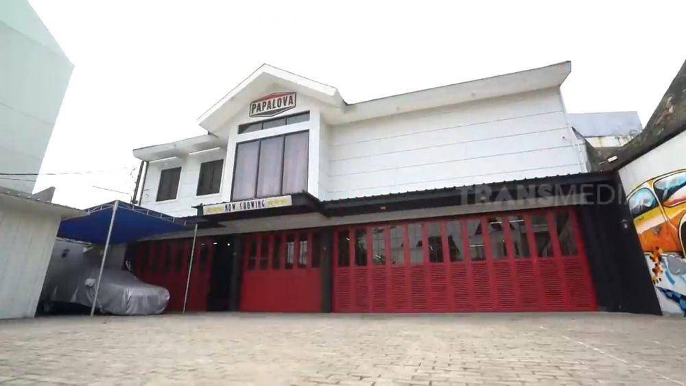 potret garasi mewah Andre Taulany (youtube/TRANS7 OFFICIAL)