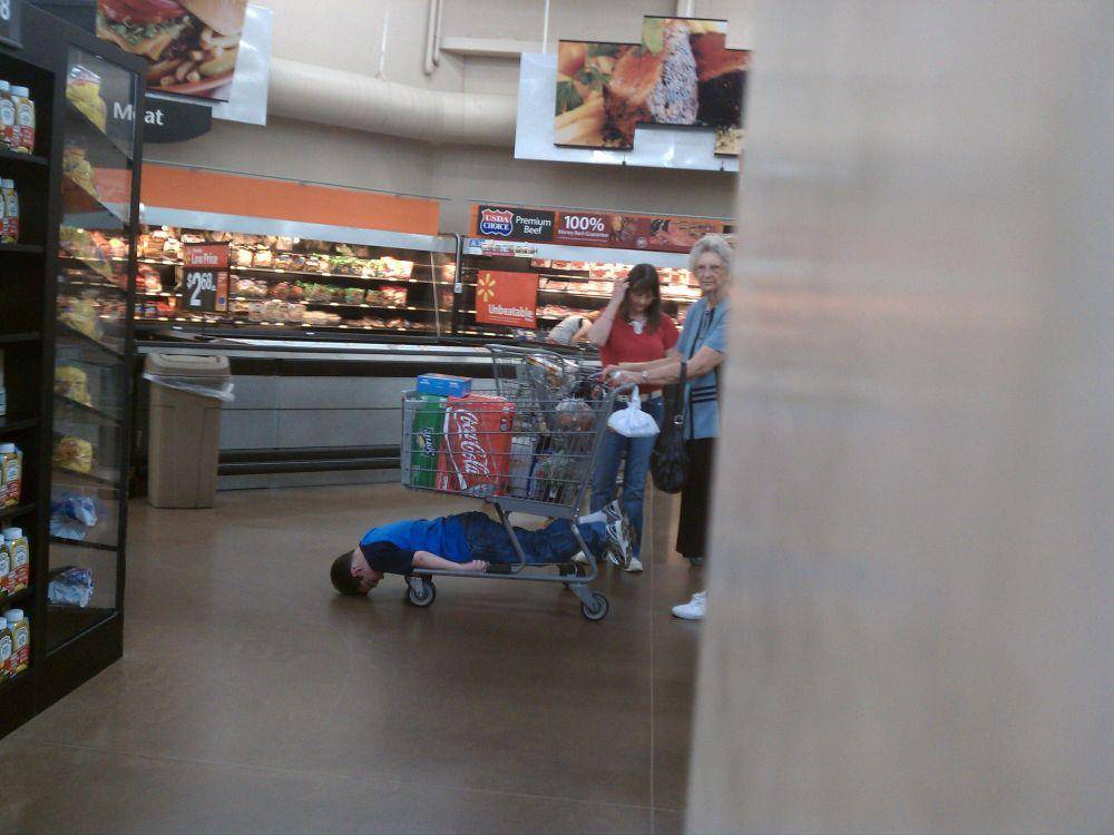 kelakuan kocak anak kecil di supermarket (reddit.com/user/TheMattAttack)