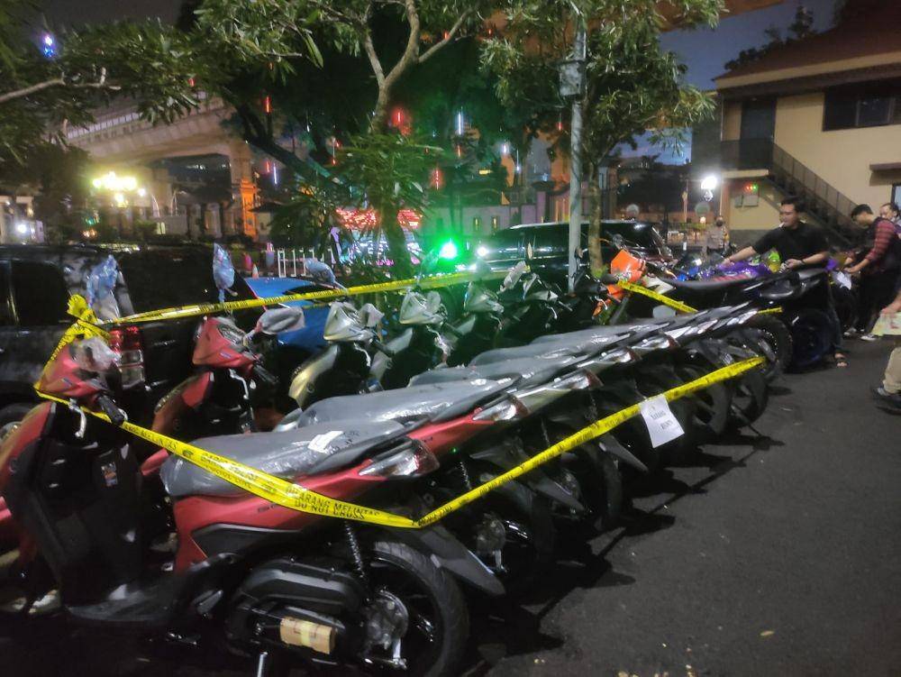 Deretan kendaraan Doni Salmanan yang disita Bareskrim Polri pada Minggu (13/3/2022). Dok. Direktorat Tindak Pidana Siber Bareskrim Polri