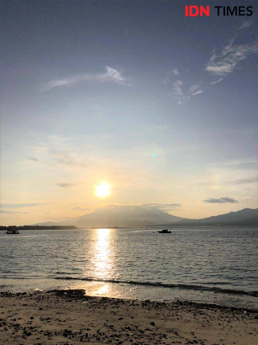 Suasana sunrise di pantai di depan Pearl of Trawangan (IDN Times/Naufal Al Rahman)