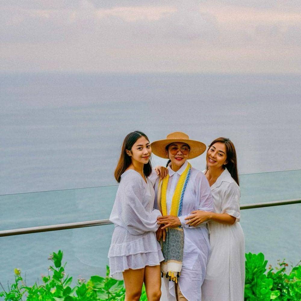Nikita Willy (instagram.com/yorafebrina)