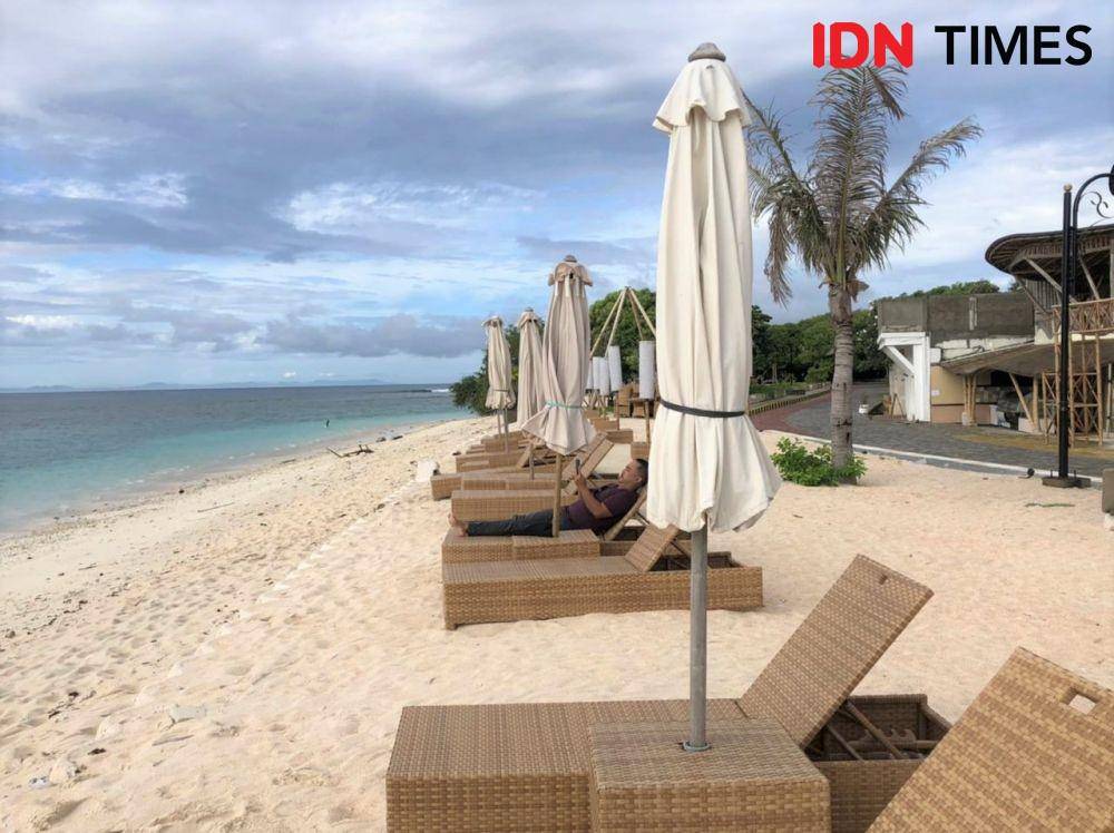 Kursi berjemur di depan Pearl of Trawangan (IDN Times/Naufal Al Rahman)