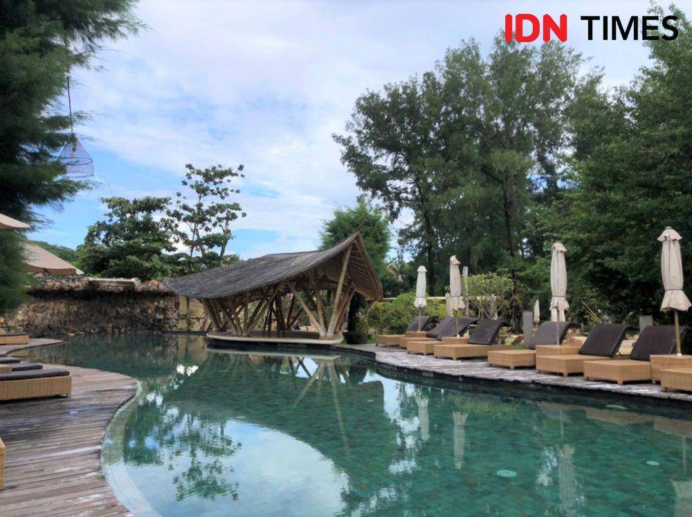 Kolam renang outdoor di Pearl of Trawangan (IDN Times/Naufal Al Rahman)