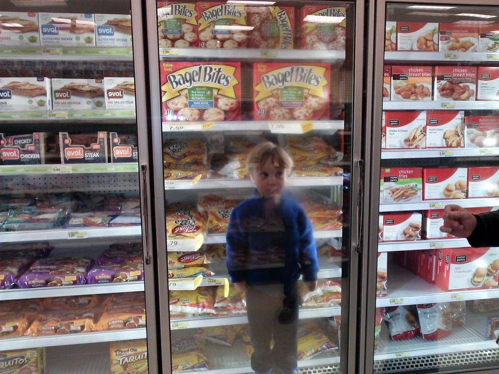 kelakuan kocak anak kecil di supermarket (reddit.com/user/robotbeard)