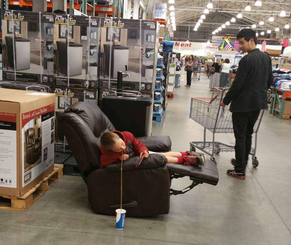 kelakuan kocak anak kecil di supermarket (reddit.com/user/awwyeahgetit)
