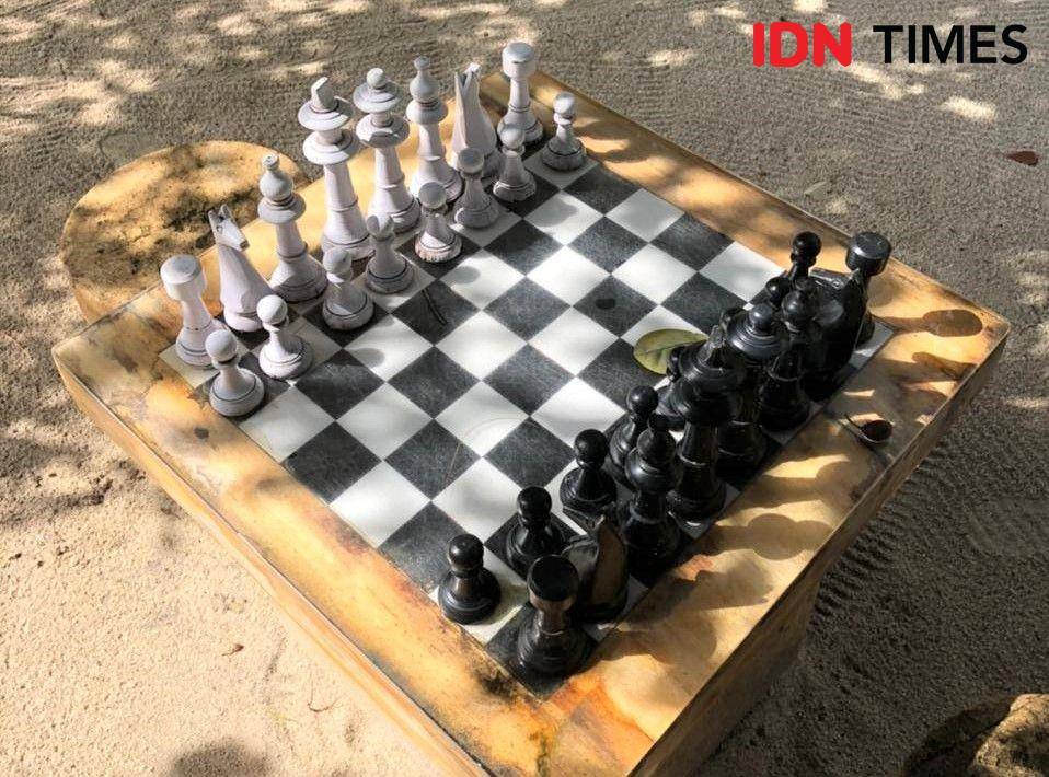 Papan catur di tengah taman Pearl of Trawangan (IDN Times/Naufal Al Rahman)