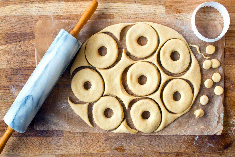 Ilustrasi membentuk donat (thespruceeats.com)