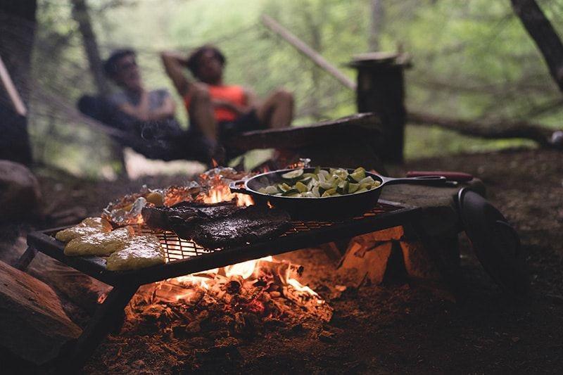 11 Ide Makanan Enak untuk Dibawa Camping dan Praktis
