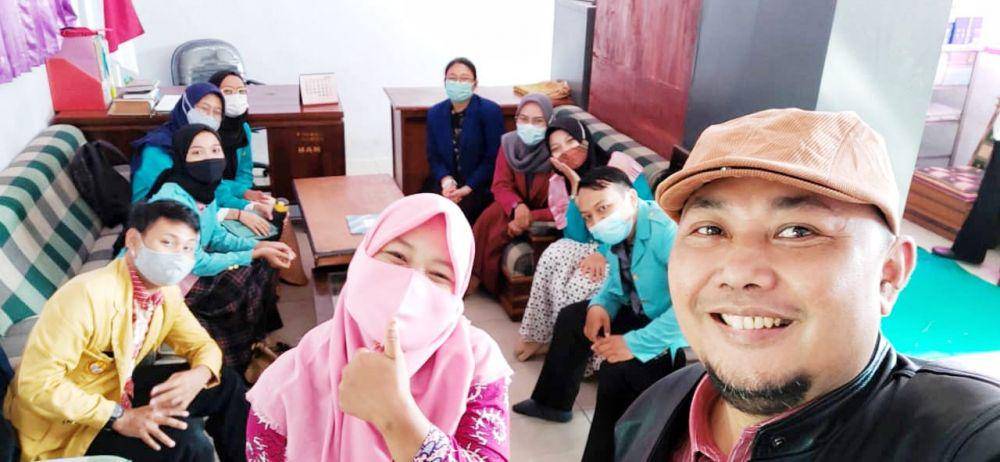 Mahasiswa peserta Kampus Mengajar berfoto bersama guru sekolah dasar. (dok. pribadi/Rizal Khoirul Huda)