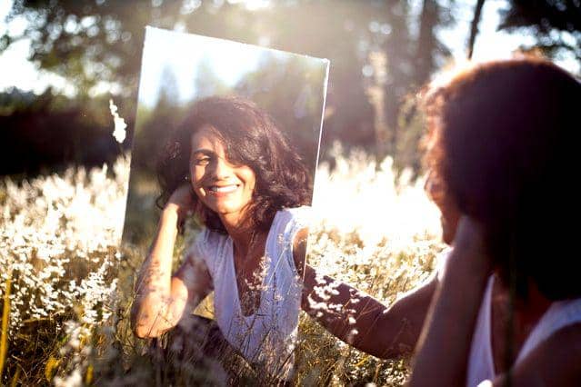 ilustrasi perempuan yang sudah berhenti membandingkan diri sendiri (unsplash.com/Caroline Veronez)