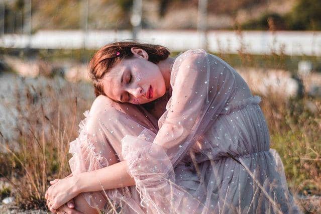 ilustrasi perempuan yang sedang sedih (unsplash.com/Den Trushtin)