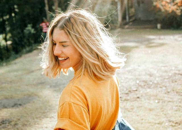 ilustrasi perempuan yang percaya diri (unsplash.com/Gian Cescon)