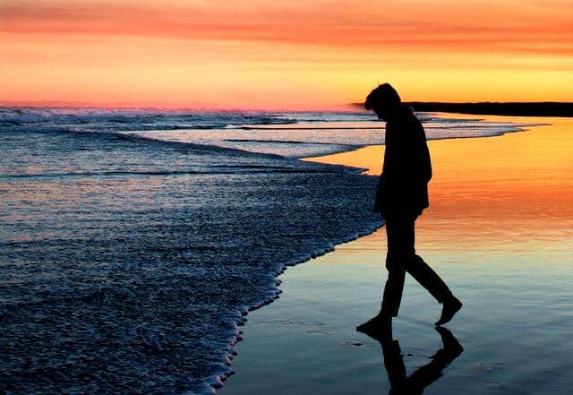 gambar seseorang berjalan di pantai (unsplash.com/Karl Hedin)