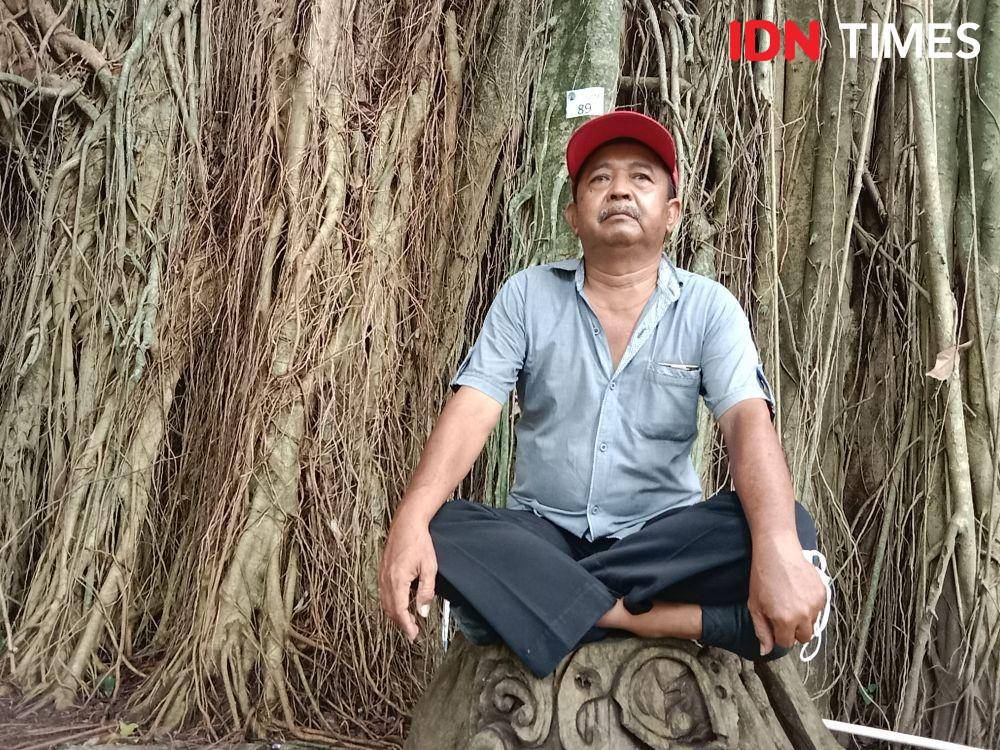 Santoso Joko Purnomo alias Joko Mentek saat duduk bersila di atas bebatuan. (IDN Times/Fariz Fardianto)