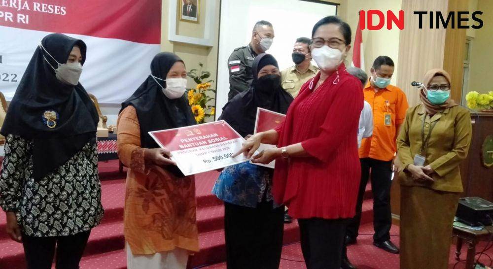 Anggota Komisi VIII DPR RI, MY. Esti Wijayati secara simbolis menyerahkan bantuan PKH dari Kemensos.(IDNTimes/Daruwaskita)