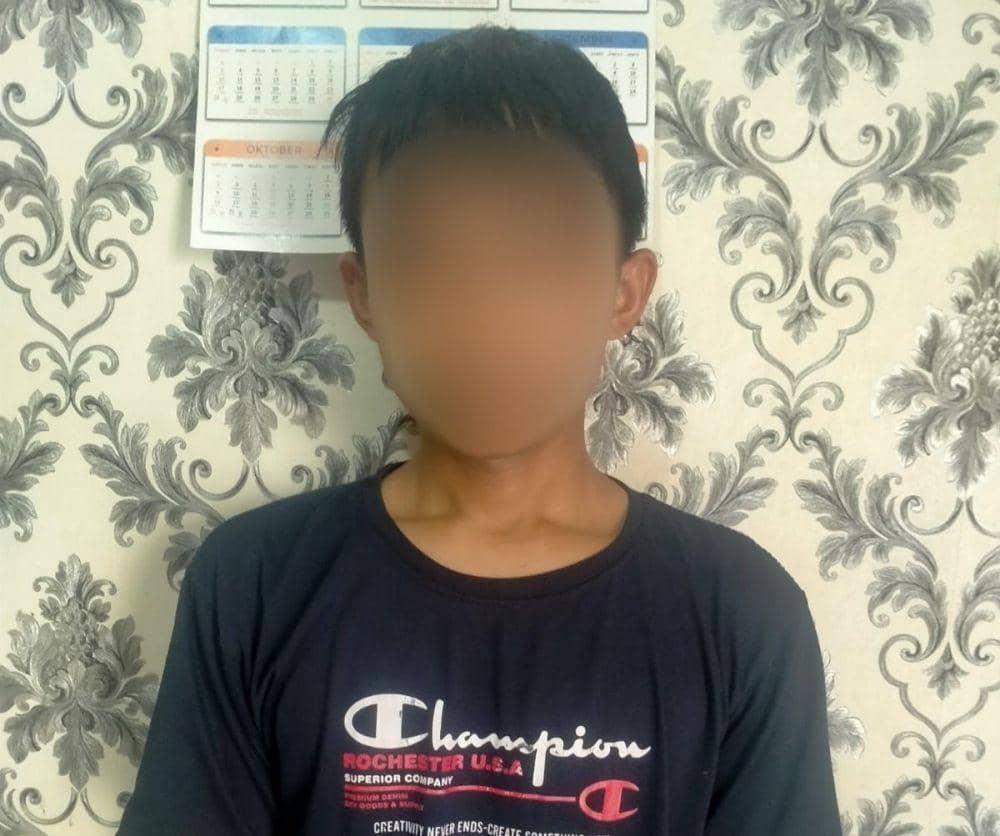 Aparat Polsek Kedaton Polresta Bandar Lampung mengamankan guru honorer salah satu Sekolah Menengah Pertama Negeri (SMPN) Kota Bandar Lampung, inisial HM. (IDN Times/Istimewa)