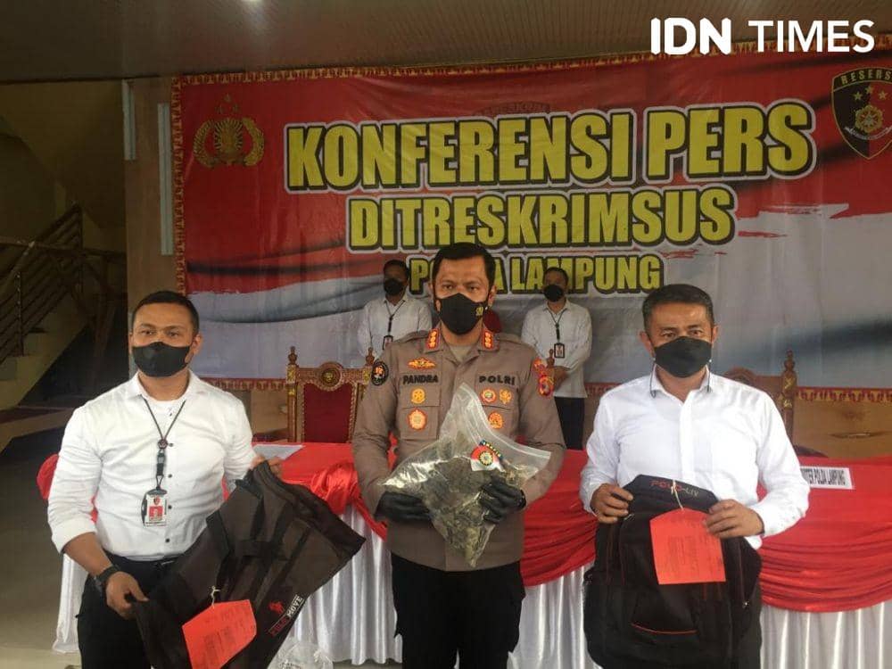 Personel Subdit 4 Tipiter Ditreskrimsus Polda Lampung pelaku kasus tindak pidana bidang konservasi sumber daya alam (KSDA). (IDN Times/Tama Yudha Wiguna)