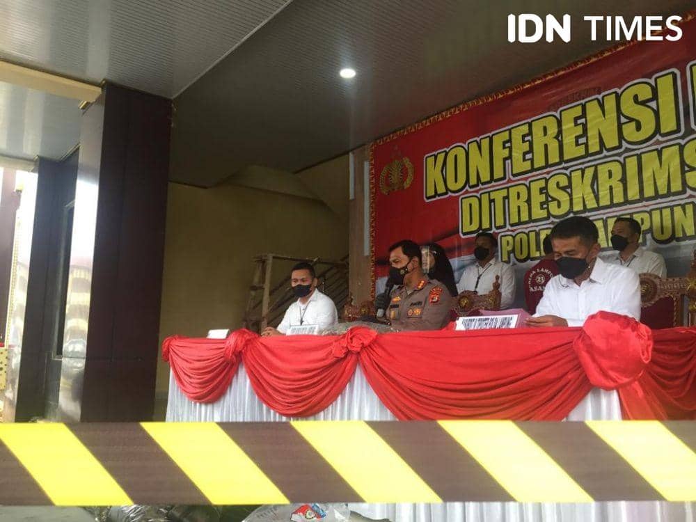 Personel Subdit 4 Tipiter Ditreskrimsus Polda Lampung pelaku kasus tindak pidana bidang konservasi sumber daya alam (KSDA). (IDN Times/Tama Yudha Wiguna)