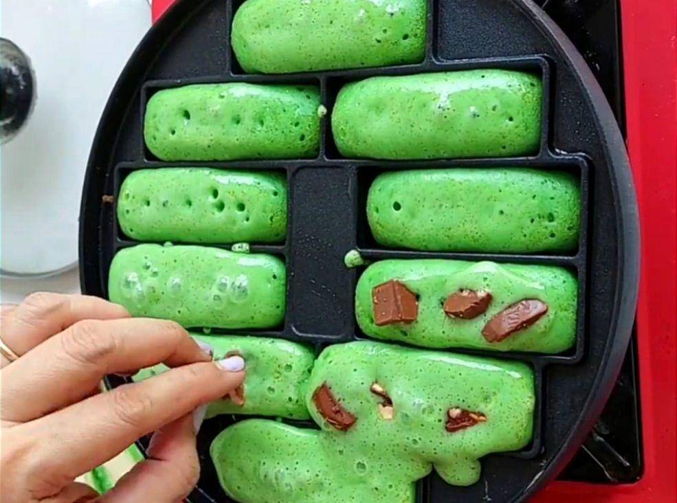 ilustrasi memberi topping pada pukis pandan (instagram.com/deviirwantari)