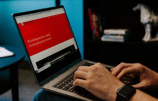 ilustrasi menggunakan laptop (unsplash.com/kaleidico)