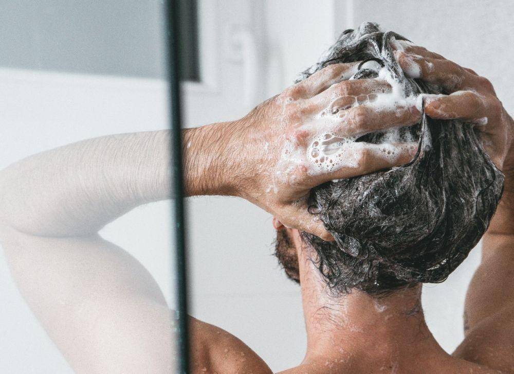 Ilustrasi pria membersihkan rambut (pexels.com/Scandinavian Biolabs)