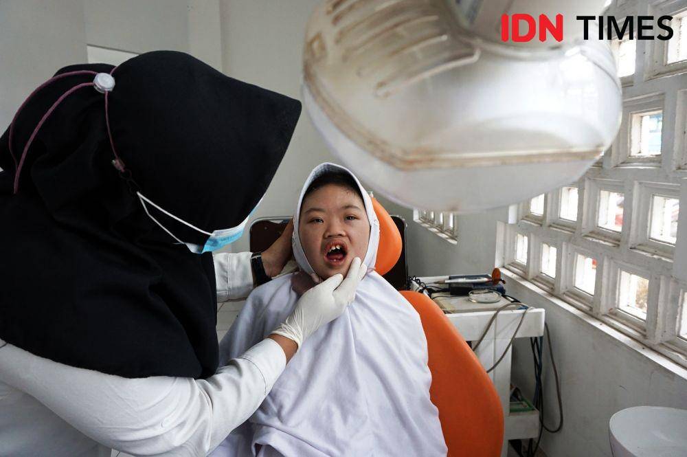Siswa difabel dari SLB Surya Gemilang melakukan pemeriksaan kesehatan rutin di Klinik Pratama Syifa Anisa, Limbangan, Kabupaten Kendal. (IDN Times/Anggun Puspitoningrum)