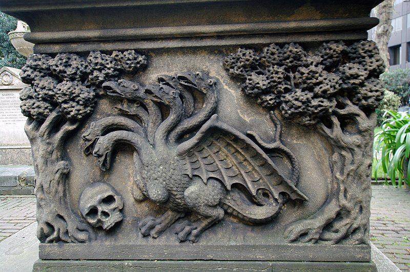 Ukiran hydra pada makam di Museum Taman (commons.m.wikimedia.org/Rosakoalaglitzereinhorn/Own Work)