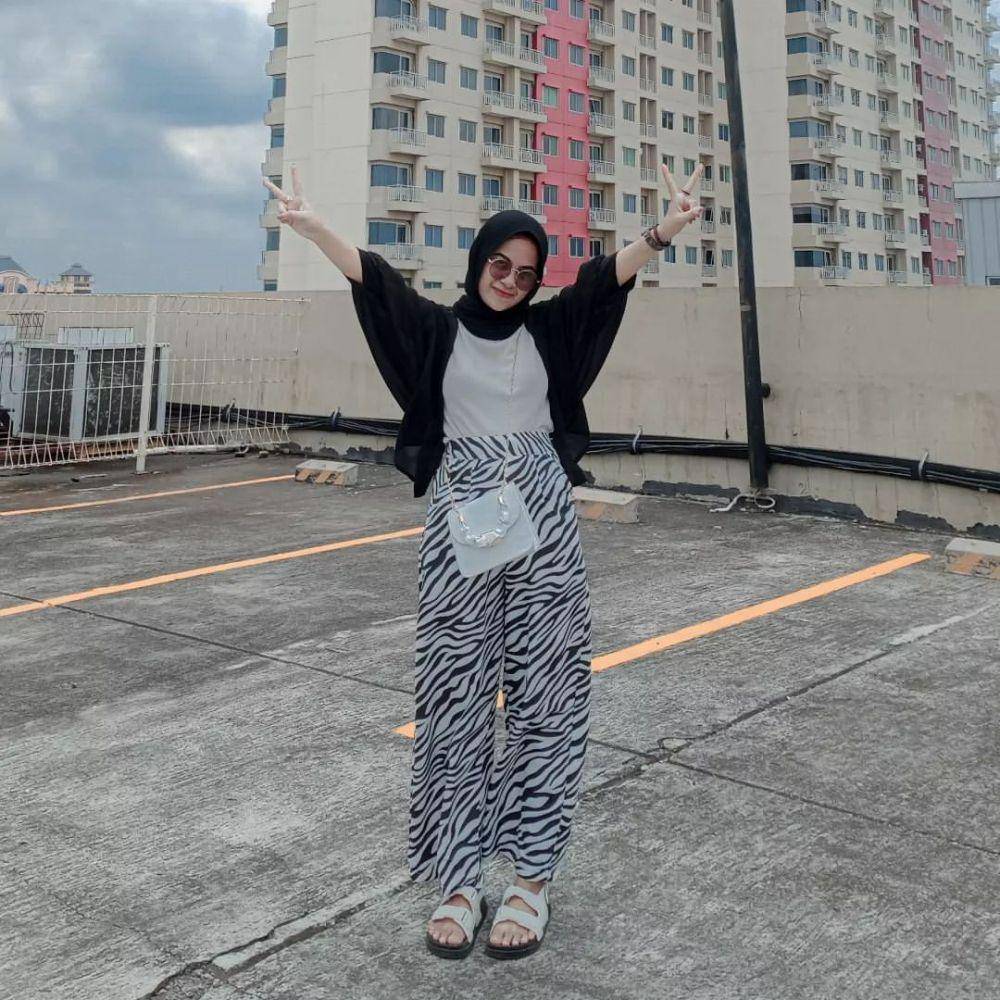 inspirasi OOTD hijab untuk nonton konser (instagram.com/laili.ella)