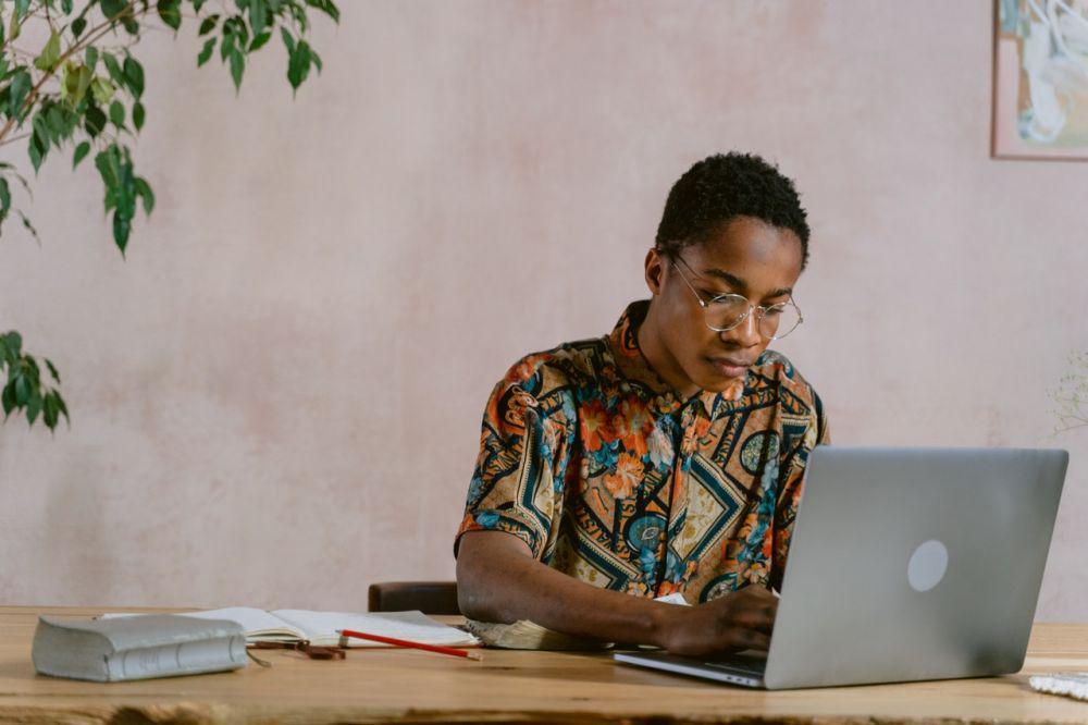 5 Perbedaan Dedikasi Tinggi dan Workaholic, Kenali Tandanya