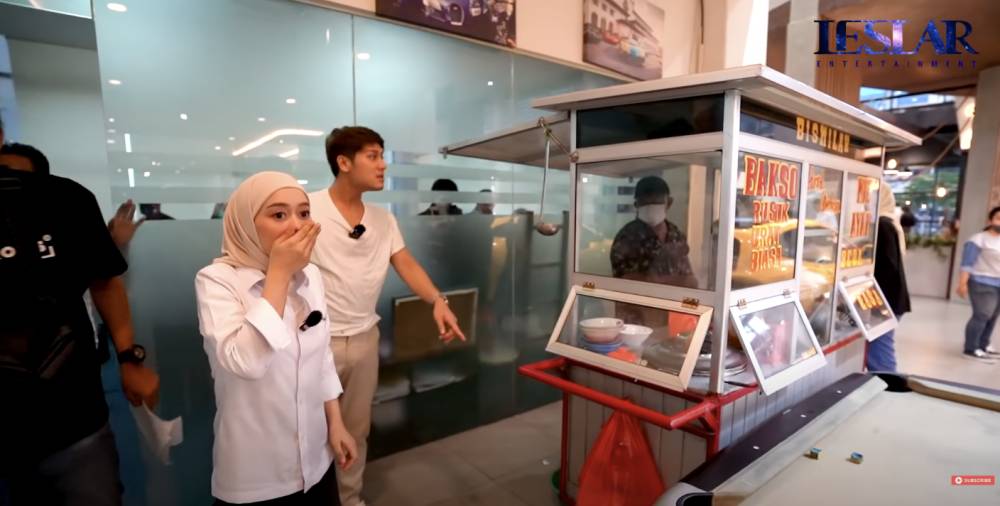 momen Leslar bawa gerobak mie ayam ke kantor Rudy Salim (YouTube.com/Leslar Entertainment)