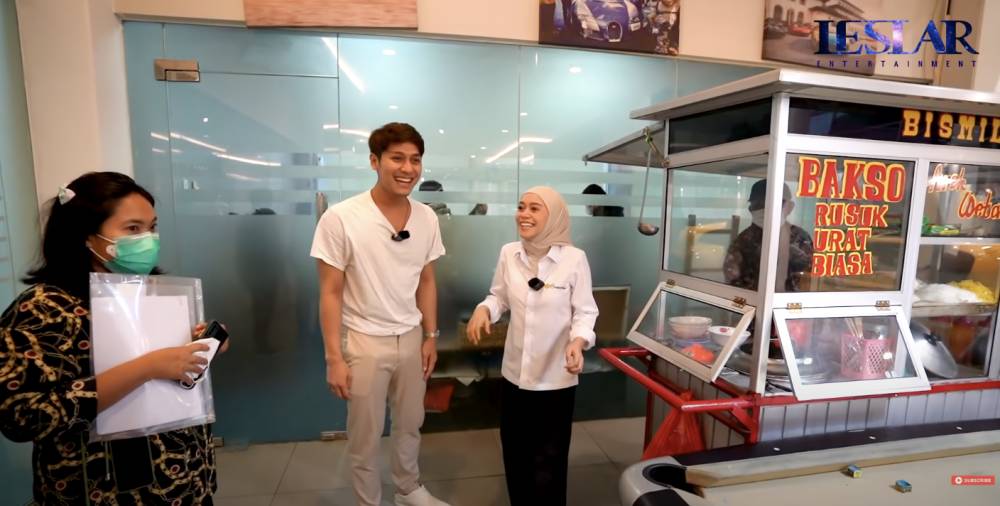 momen Leslar bawa gerobak mie ayam ke kantor Rudy Salim (YouTube.com/Leslar Entertainment)
