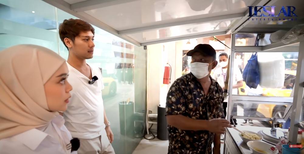 momen Leslar bawa gerobak mie ayam ke kantor Rudy Salim (YouTube.com/Leslar Entertainment)