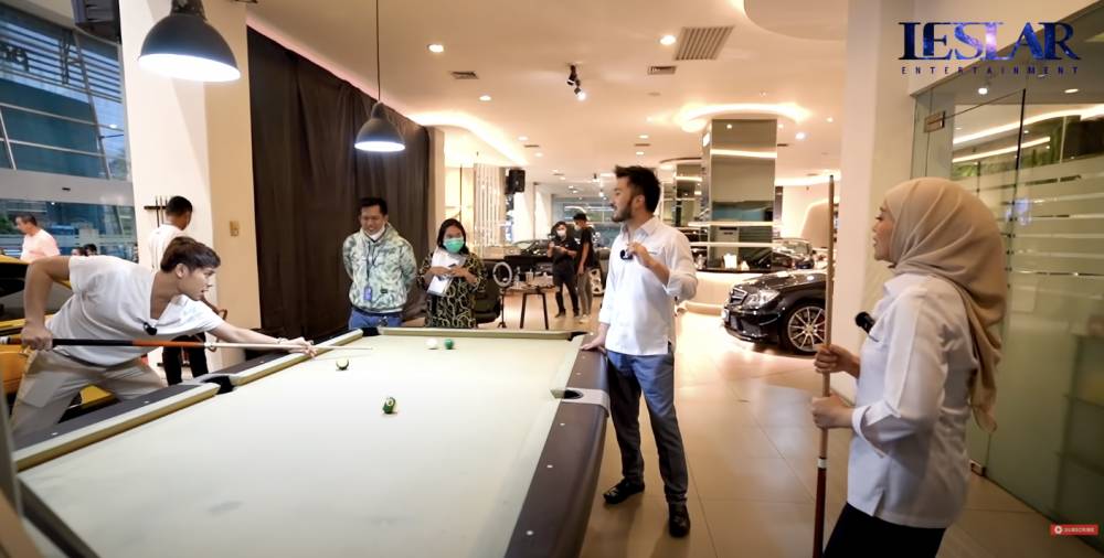 momen Leslar bawa gerobak mie ayam ke kantor Rudy Salim (YouTube.com/Leslar Entertainment)
