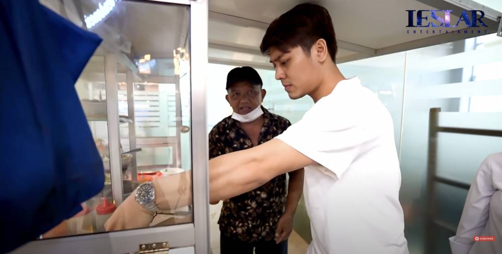 momen Leslar bawa gerobak mie ayam ke kantor Rudy Salim (YouTube.com/Leslar Entertainment)