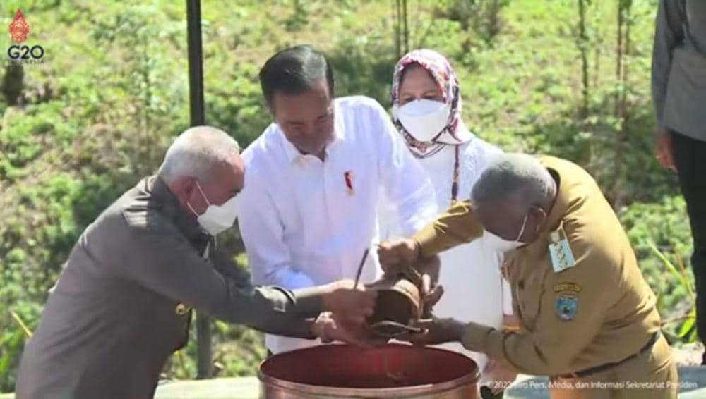 Prosesi penumpahan air dan tanah dalam Kendi Nusantara (youtube/sekretariat presiden)