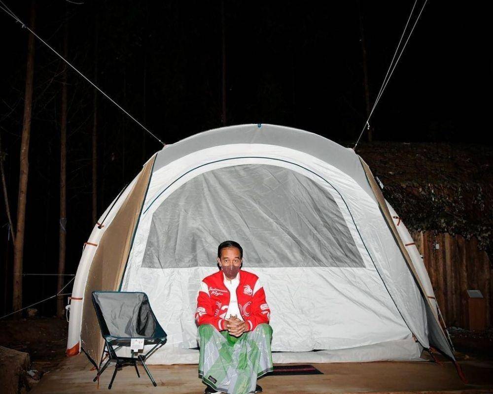 Presiden Joko "Jokowi" Widodo menikmati malam sambil berkemah di titik nol IKN Nusantara Kabupaten Penajam Paser Utara (PPU), Kalimantan Timur pada Senin, 14 Maret 2022 (www.instagram.com/@suhartono)