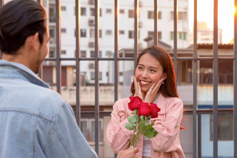 Ilustrasi memberi bunga pada pasangan. (Pexels.com/Gumpanat)
