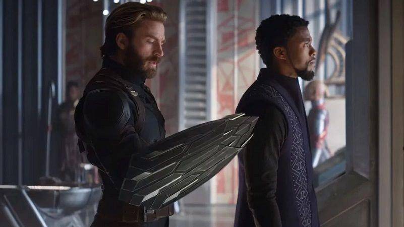 Steve Rogers (kiri) dengan tameng Wakanda dan T'Challa (kanan). (Dok. Marvel Studios/Avengers: Infinity War)