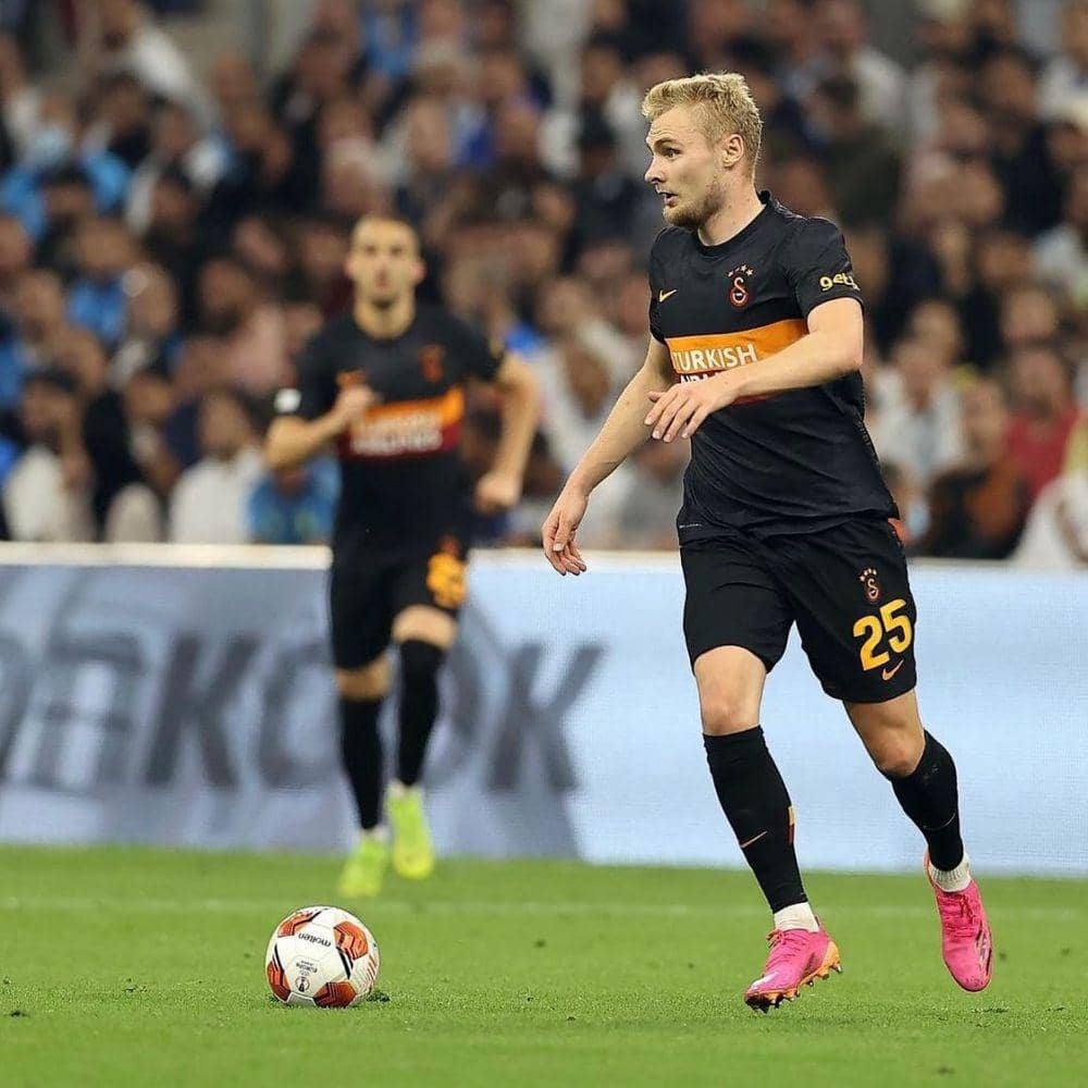 Victor Nelsson saat membela Galatasaray di Liga Europa. (instagram.com/victornelsson)