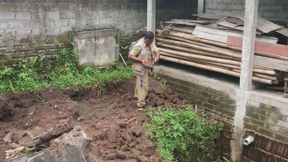 Batu bata kuno berserakan di lokasi temuan Arca Naga di Tulungagung. IDN Times/ Bramanta Pamungkas