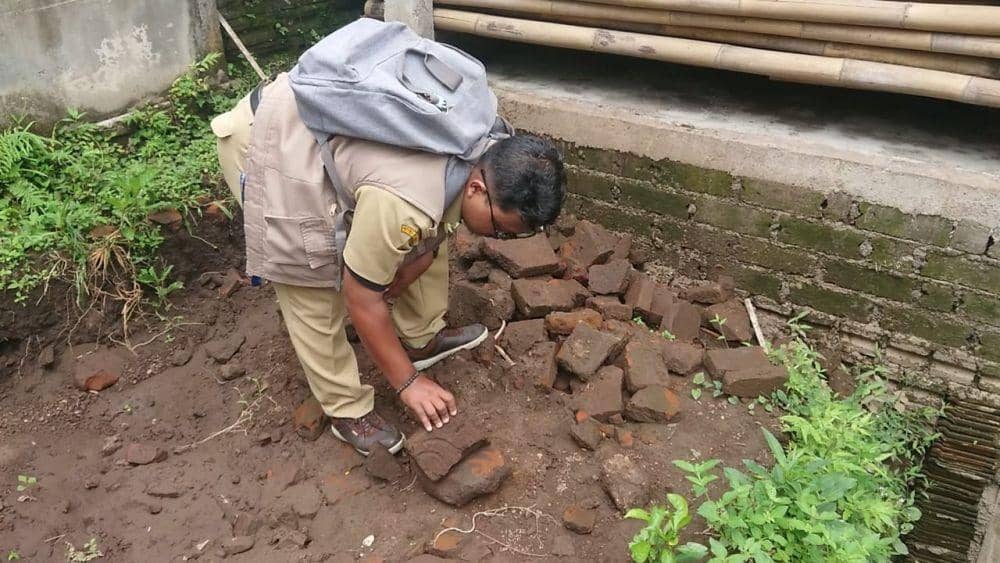 Batu bata kuno berserakan di lokasi temuan Arca Naga di Tulungagung. IDN Times/ Bramanta Pamungkas