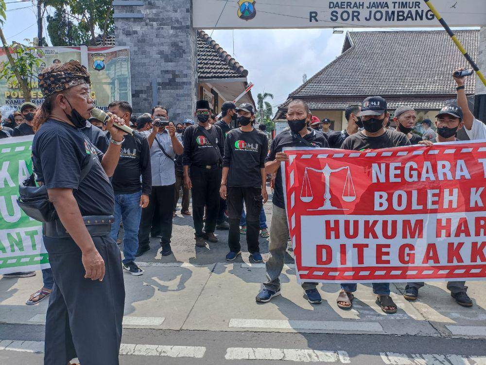 Demonstrasi di Polres Jombang menuntut penegakkan kasus kekerasan seksual dengan tersangka MSA. IDN Times/Zainul Arifin