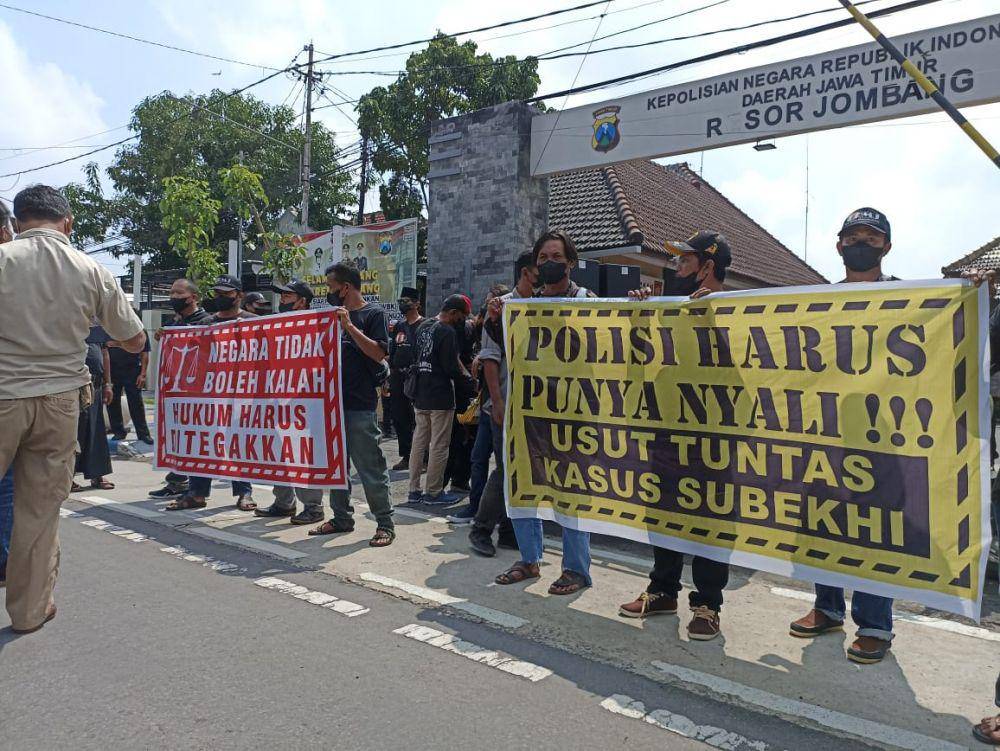 Demonstrasi di Polres Jombang menuntut penegakkan kasus kekerasan seksual dengan tersangka MSA. IDN Times/Zainul Arifin