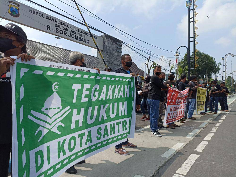 Demonstrasi di Polres Jombang menuntut penegakkan kasus kekerasan seksual dengan tersangka MSA. IDN Times/Zainul Arifin