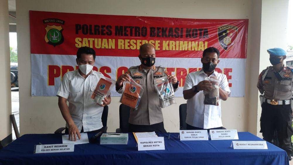 Polres Metro Bekasi menangkap pengedar narkoba bermodus jualan nasi kucing. (Dok. Istimewa)