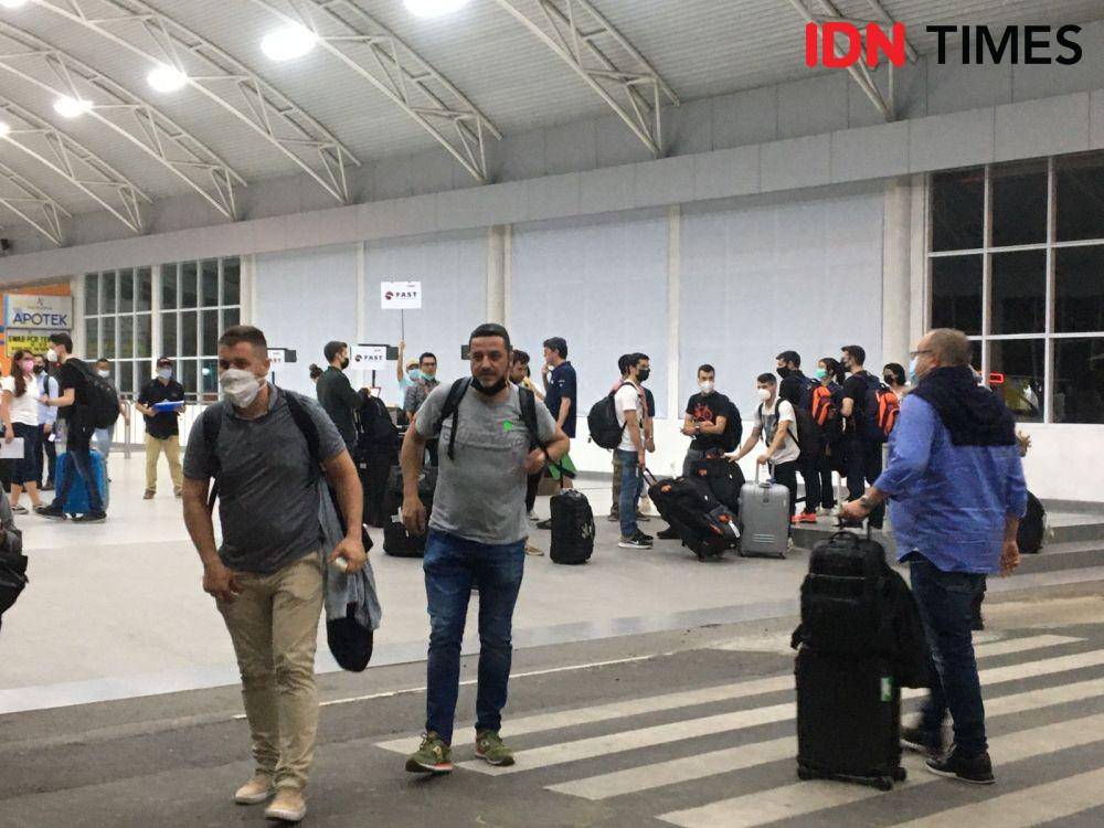 Kru dan rider MotoGP tiba di Lombok IDN Times/Ahmad Viqi